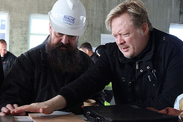 Es geht voran bei dem Bau der neuen Kirche in Selfoss: Bischof Tencer zeigt Mitglieder der Diözese Reykjavík die Baustelle. (Foto: Ivan Sović)