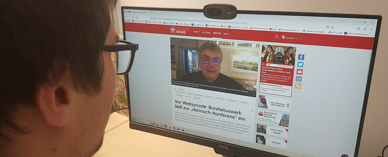 "Radio Vatikan"-Redakteur Mario Galgano interviewte den Generalsekretär des Bonifatiuswerkes, Monsignore Georg Austen. Die Gesprächsergebnisse sind online auf der Seite von Vatican News nachzulesen und nachzuhören. (Foto: Marius Thöne)