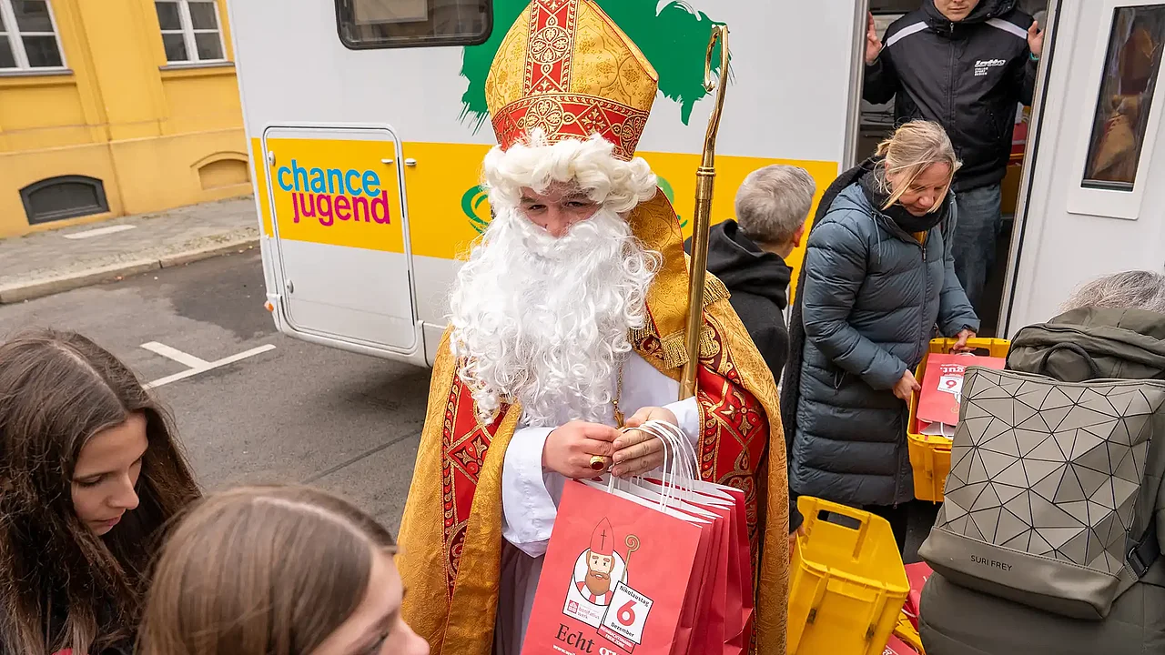 2025 verteilte der Nikolaus bei der Tat.Ort.Nikolaus-Eröffnung in Berlin Überraschungen an Kinder und Jugendliche. (Foto: Hartmut Salzmann)