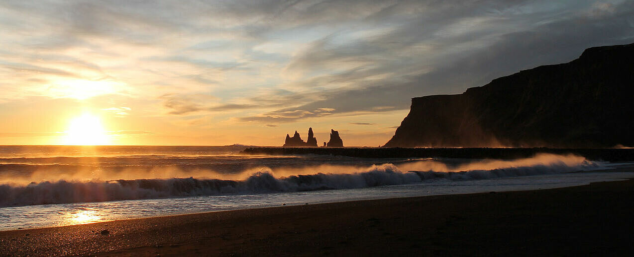 Beeindruckende Landschaften Reynisdrangar im Süden Islands (Foto: Lioba Gerd-Witte)