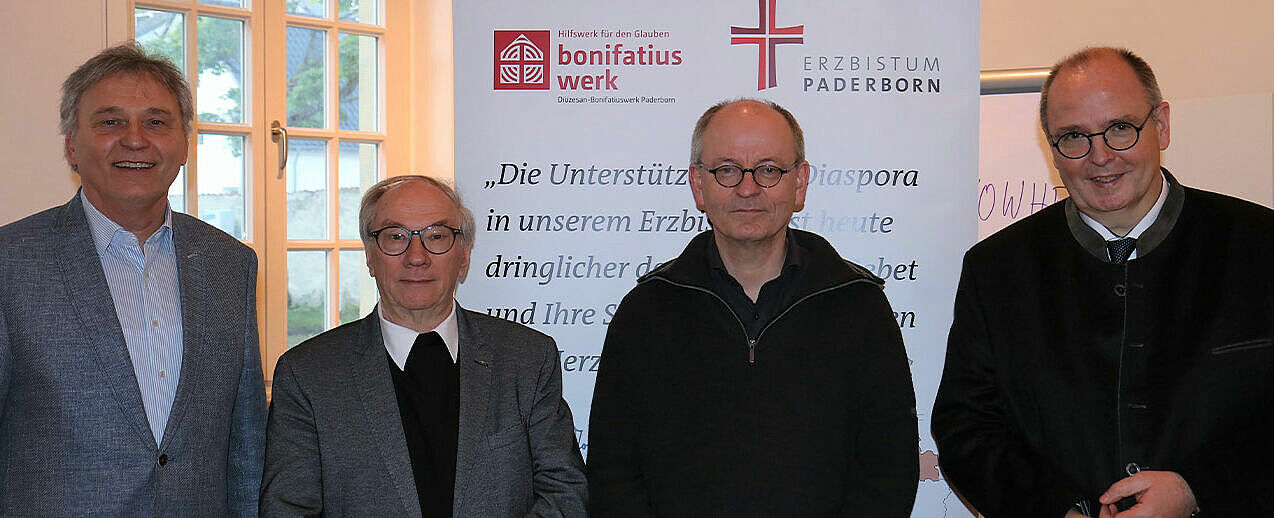 (V.l.n.r.) Dr. Werner Sosna, Referent Tagungs- und Bildungshaus Liborianum; Geistlicher Rat Wolfgang Winkelmann, Vorsitzender des Diözesan-Bonifatiuswerkes; Prof. Dr. Joachim Negel, Fundamentaltheologe Universität Fribourg / Schweiz; Matthias Micheel, Referent im Bischofshaus. (Foto: Christine Sosna)
