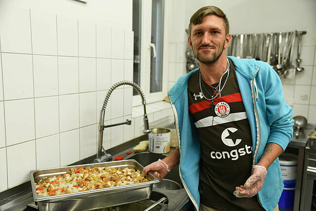 Patrick Malsch arbeitet seit über drei Jahren in der Küche der Alimaus mit. (Foto: Theresa Meier)