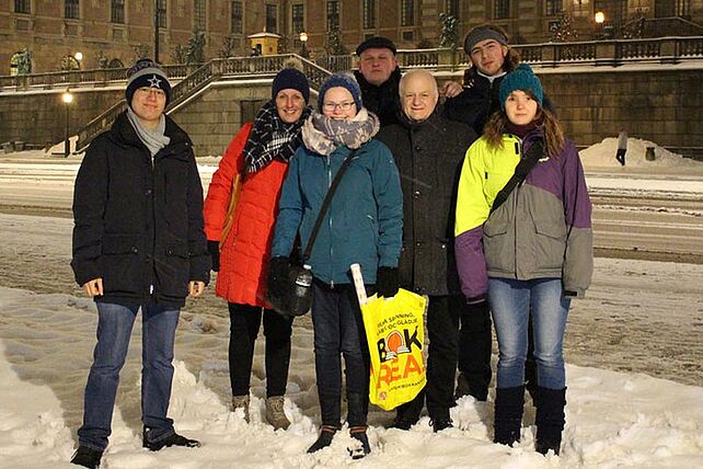 Vor dem königlichen Schloss in Stockholm: David Vu, Julia Jesse, Koordinatorin des Freiwilligendienstes aus dem Bonifatiuswerk, Johanna Meyer, Felix Wemhoff, Pater Franz-Ulrich Otto SDB, Jasper Carstens, Antonia Riebe (v.l.) Foto: Anna Nick