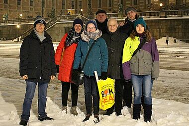Vor dem königlichen Schloss in Stockholm: David Vu, Julia Jesse, Koordinatorin des Freiwilligendienstes aus dem Bonifatiuswerk, Johanna Meyer, Felix Wemhoff, Pater Franz-Ulrich Otto SDB, Jasper Carstens, Antonia Riebe (v.l.) Foto: Anna Nick