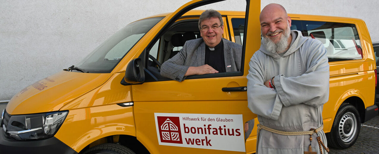 Generalsekretär Monsignore Georg Austen (links) überreichte den neuen BONI-Bus an Pater Paulus M. Tautz von der Initiative "Ostwind 3000". (Foto: Patrick Kleibold)