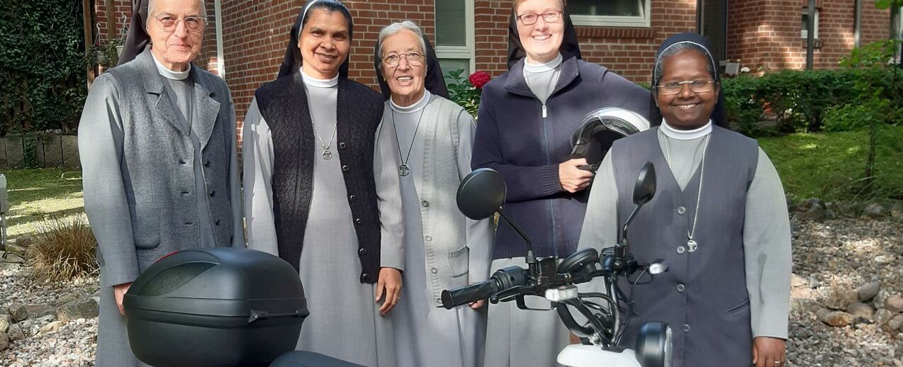 Die Schwestern im „Haus San Damiano“ mit ihrem neuen E-Roller. (Foto: Christian Walter)