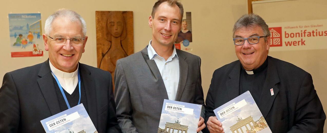 Buchpräsentation bei der Pastorale-Messe in Magdeburg am 20. September 2019 mit Bischof Heinrich Timmerevers, Bistum Dresden-Meißen, (l.), Co-Autor Markus Nowak, und Monsignore Georg Austen, Generalsekretär des Bonifatiuswerkes. Foto: Bonifatiuswerk