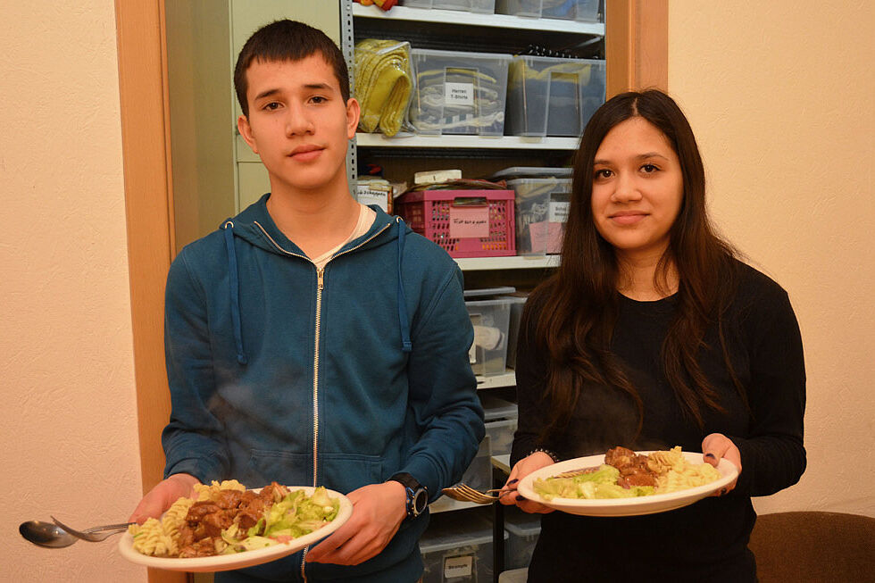 Colin und Afra sind dankbar in der Notunterkunft helfen zu können. (Foto: Alfred Herrmann)
