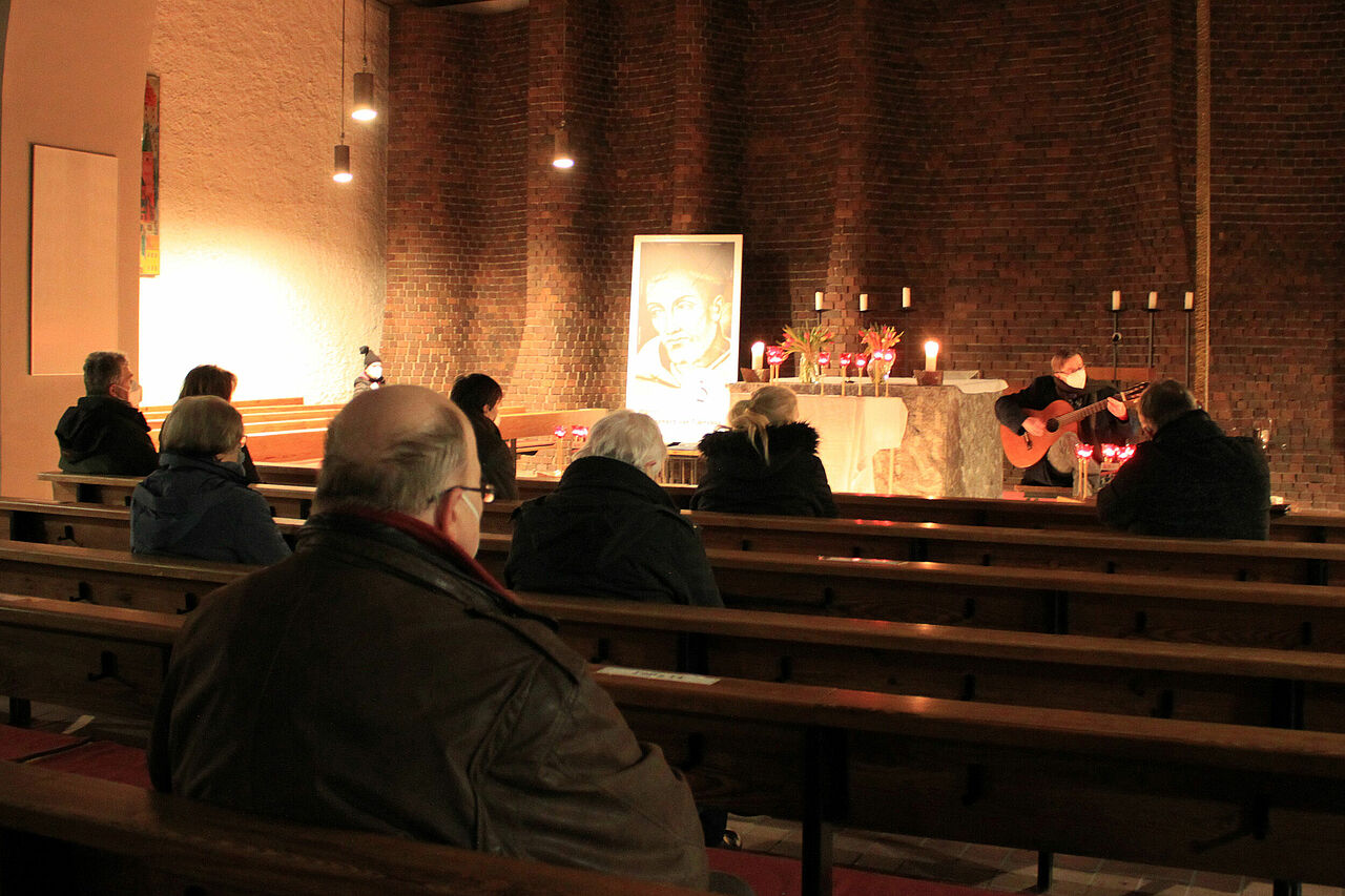 Während der "Feierstunde" zu den Lazarusdiensten in Stralsund (Foto: Anja Goritzka - texte & mehr)