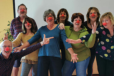 Teilnehmer des Workshops „Humor in der Arbeit mit Schwerkranken und Sterbenden“. (Foto: Martina Steinfurth)