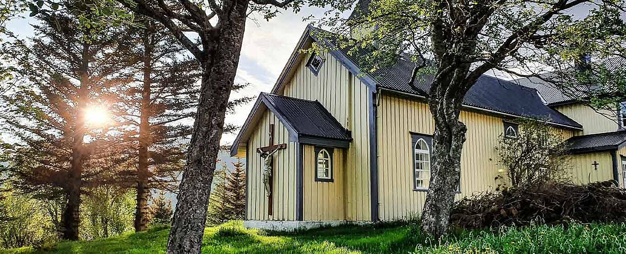Idyllisch aber exponiert: Die Kirche der Hl. Familie ist den Wettergewalten am Storfjord ausgesetzt. (Foto: P. Rafal Ochojski)