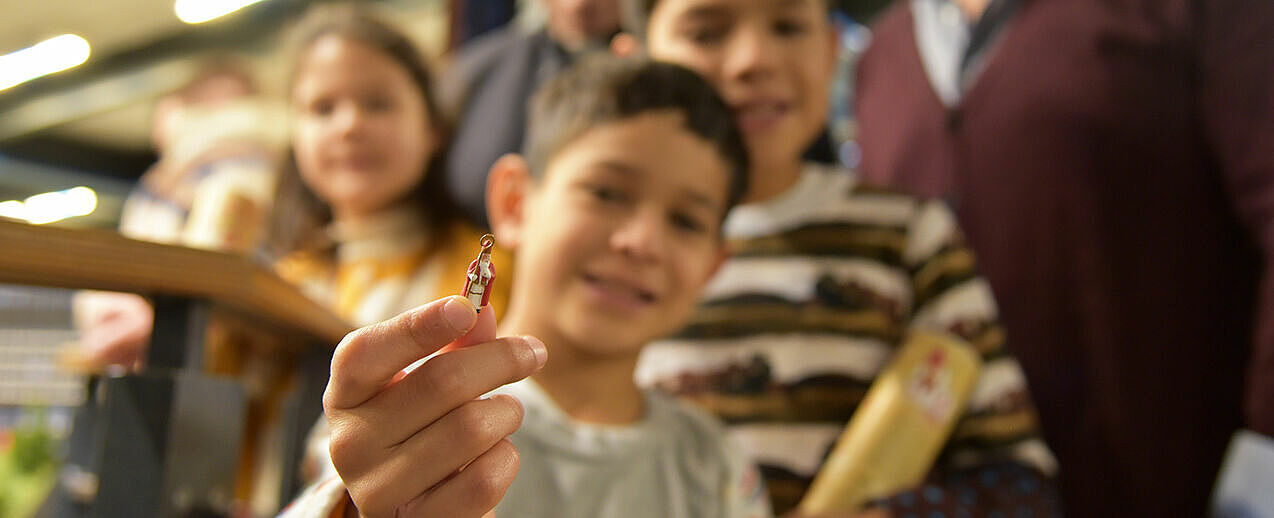 Seit 2023 steht eine kleine Nikolausfigur im Miniatur-Wunderland in Hamburg. (Foto: Theresa Meier)