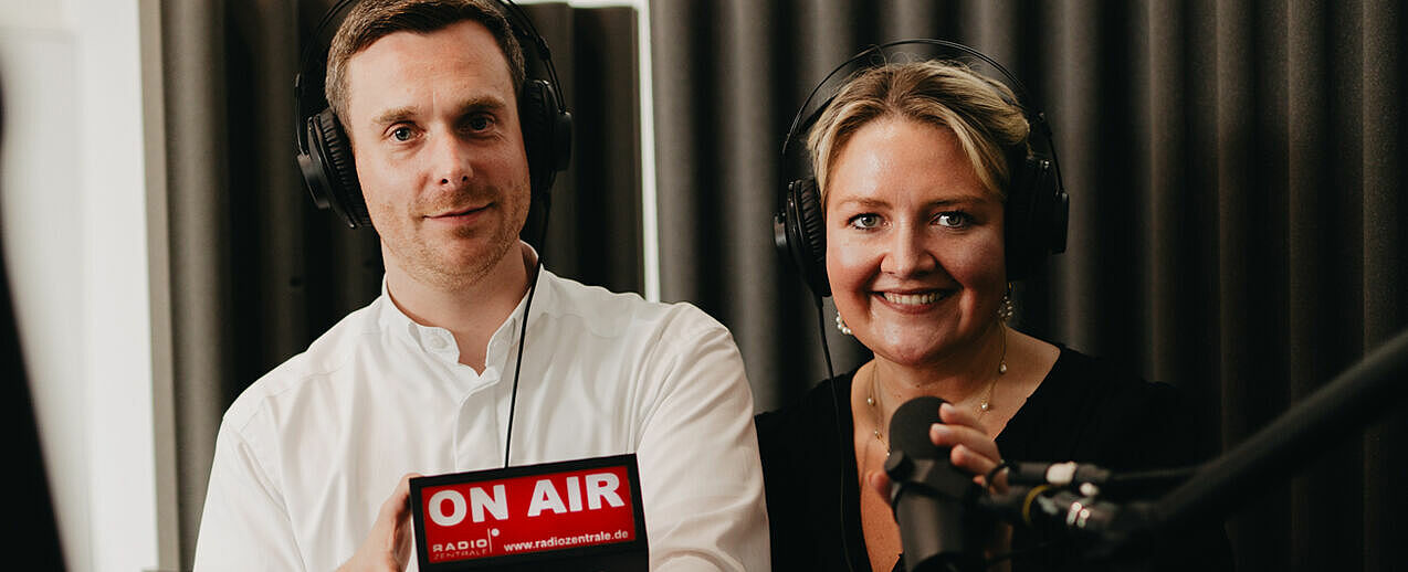 Mit viel Charme und Witz über Gott und die Welt reden: Pfarrer David Grüntjens und Gemeindereferentin Michelle Engel von "Frengels & Chef". (Foto: Beckdesign Bochum)