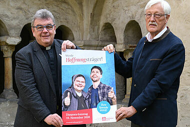 Bonifatiuswerk-Generalsekretär Monsignore Georg Austen (l.) und Präsident Heinz Paus präsentieren das Leitmotiv zur bundesweiten Diaspora-Aktion 2020. Foto: Theresa Meier