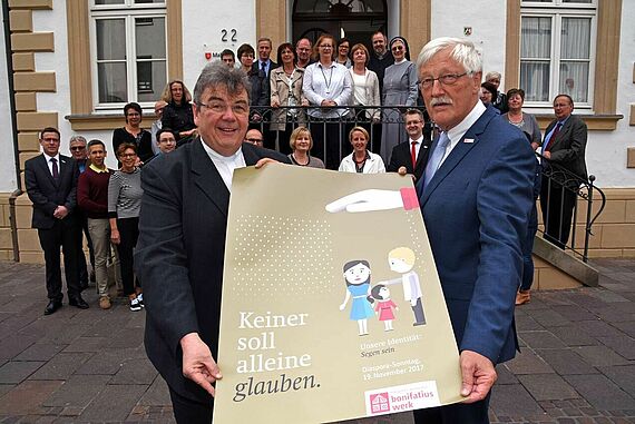 Monsignore Georg Austen (l.) und Präsident Heinz Paus präsentieren das Leitmotiv zur Diaspora-Aktion 2017. Foto: Patrick Kleibold 