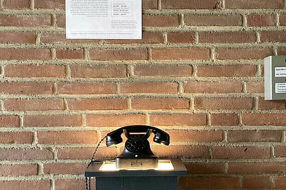 Aktuell befindet sich ein umgebautes Telefon zur Sprachaufzeichnung von Erinnerungen und Geschichten der Besuchenden der Autobahnkirche im Kirchenraum. (Foto: Luks Schäfer)