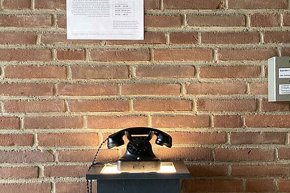Aktuell befindet sich ein umgebautes Telefon zur Sprachaufzeichnung von Erinnerungen und Geschichten der Besuchenden der Autobahnkirche im Kirchenraum. (Foto: Luks Schäfer)