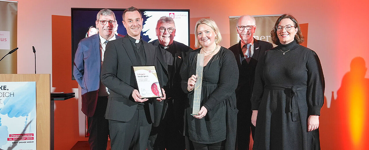 Bonifatiuswerk-Geschäftsführer Ingo Imenkämper, Pfarrer David Grüntjens, Bonifatiuswerk-Generalsekretär Msgr. Georg Austen, Michelle Engel, Bonifatiuswerk-Präsident Manfred Müller, Journalistin und Jurymitglied Daniela Ordowski. Foto: Marcus Thielking
