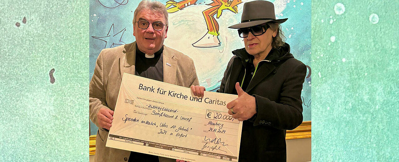 Bonifatiuswerk-Generalsekretär Monsignore Georg Austen und Panikrocker Udo Lindenberg freuen sich über 20.000 Euro für soziale Projekte in Thüringen sowie Bangladesch. (Foto: Privat)