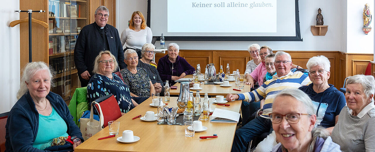 Der "Politische Stammtisch" der Gemeinde St. Johannes d.T.  in Augustfehn wurde im Bonifatiuswerk von Generalsekretär Monsignore Georg Austen und Referentin Marisa Grummich empfangen.