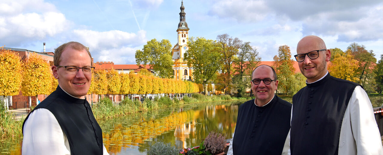 P. Philemon, P. Prior Simeon und P. Kilian mit Blick auf die Barockkirche Kloster Neuzelle (v.l.) (Foto: Patrick Kleibold)