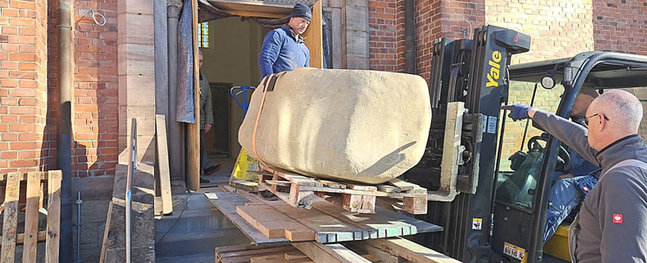 Der schwere Taufstein musste mithilfe eines Gabelstaplers in die Kirche transportiert werden. (Foto: Familienzentrum Kloster Kerbscher Berg)