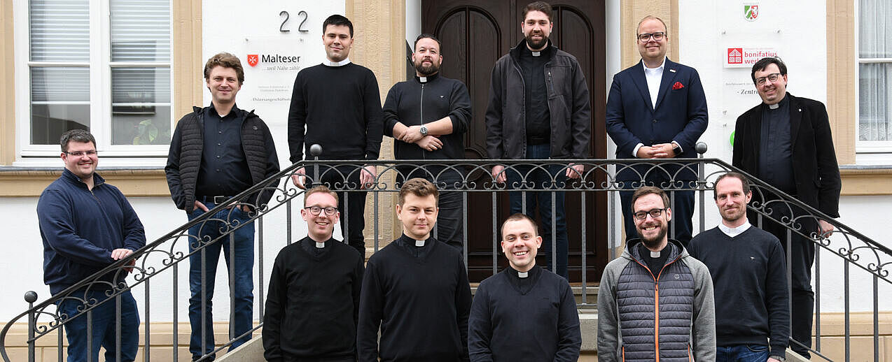 Zehn Priesteramtskandidaten aus sechs deutschen Bistümern wurden mit Dompastor Matthias Klauke (r.) von Julian Heese (2.v.r. oben), Bereichsleiter 'Missionarische und diakonische Pastoral' im Bonifatiushaus begrüßt. (Foto: Theresa Meier)