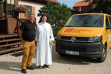 Diakon Bernhard Lauerer im Gespräch mit einer Ordensschwester in Kuldiga. Foto: Jutta Lauerer