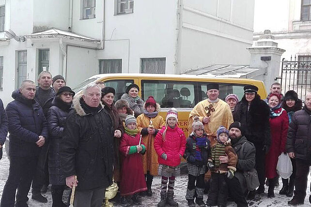 Fahrzeugweihe in Riga mit Pfarrer Romān Sapužhak