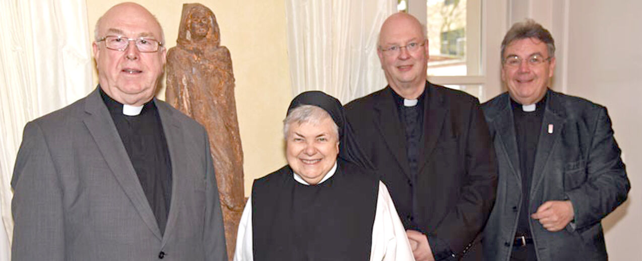 Der Paderborner Erzbischof Hans-Josef Becker hat heute die Priorin des Marienklosters auf Tautra in Norwegen, Schwester Gilkrist Lavigne, im Bischofshaus empfangen. Am Gespräch nahmen auch Generalvikar Alfons Hardt und Monsignore Georg Austen (r.) teil. Foto: Theresa Meier