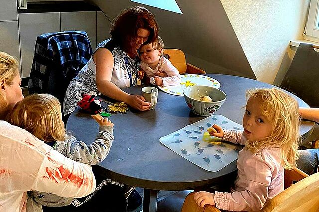 Die Frauen und Kinder freuen sich über die gemeinsame Zeit in der neuen Küche. (Foto: D. Rehbein)