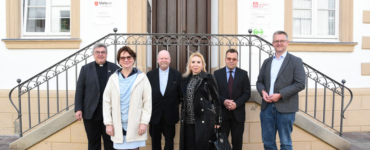 Monsignore Georg Austen (links) und Thomas Twents (rechts) begrüßten Generalvikar P. Pascal Lung OP (dritter von links), Agnes Eggertz (zweite von links), Gilda Jensen und Staffan Livehed im Bonifatiuswerk in Paderborn. (Foto: Simon Helmers)