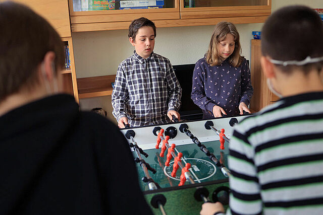 Marcus (l.) und Marcela (r.) beim Tischfußballspiel. (Foto: M. Nowak) 