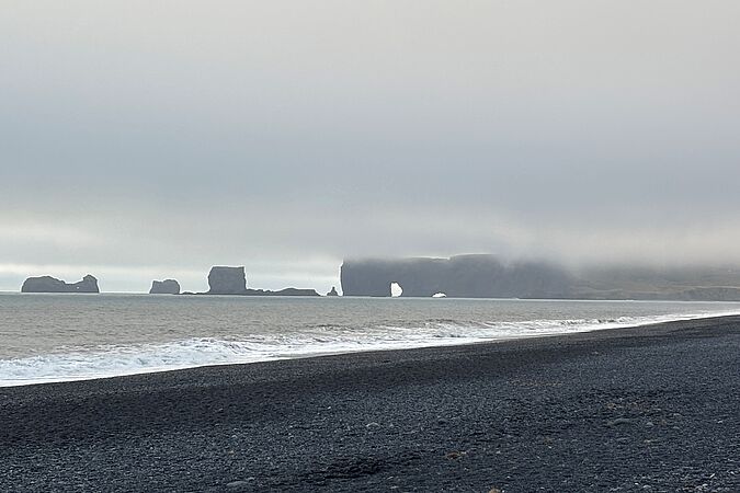 Der "Black Beach" an der Küste Islands. (Foto: Msgr. Georg Austen)