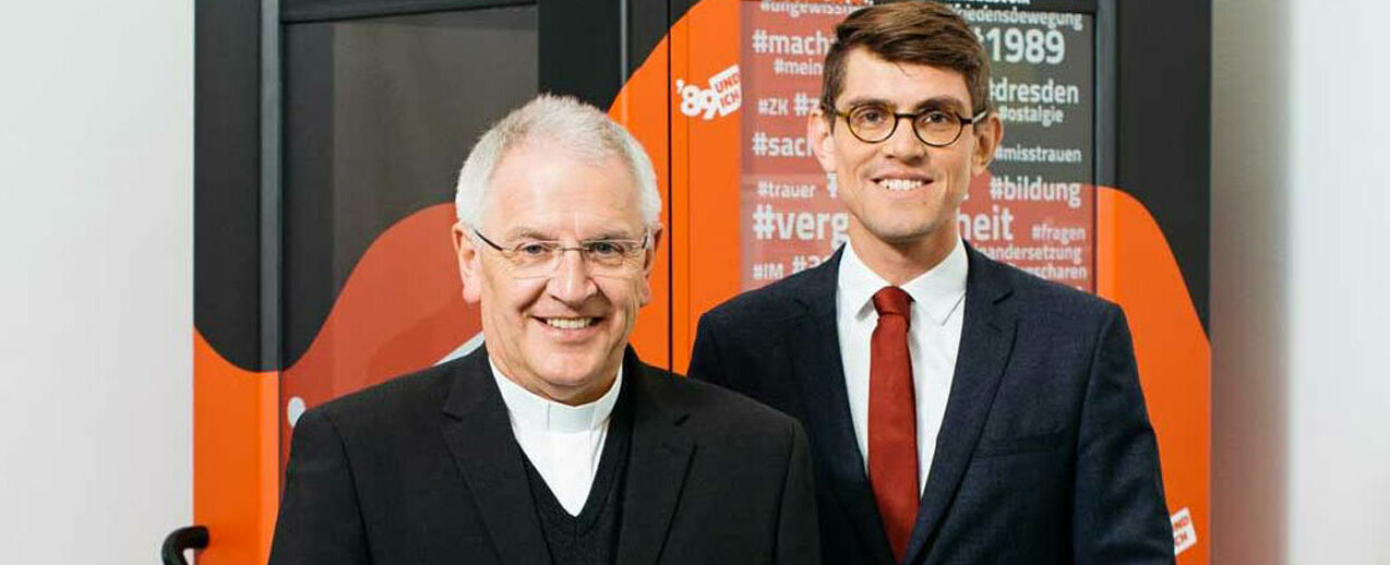 Bischof Heinrich Timmerevers und Dr. Thomas Arnold (Direktor der Katholischen Akademie des Bistums Dresden-Meißen) beim Projekt "89 und ich". (Foto: Oliver Killig)