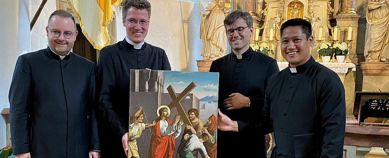 Pfarrer Dr. Eugen Daigeler übergibt 14 Bilder des Kreuzwegs aus der ehemaligen Scheunenkirche im Pilgerhof Altenmünster an Pfarrer Dr. Ole Martin Stamnestro. (Foto: M. Erhard)