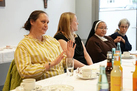 Mentoren des "Praktikums im Norden" tauschen sich über Erfahrungen mit den Freiwilligen aus. Hier im Bild (v.l.): Dita Rituma, Eva Berlage, Sr. Marcelina, Kristina Andersson. Foto: Theresa Meier