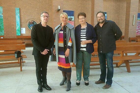 Zur Vernissage auf Sylt waren dabei: Pfarrer Klentze, Sylvia Vandermeer, Schwester Francisca und Frank Meierewert (v.l.) (Foto: Sylvia Vandermeer)