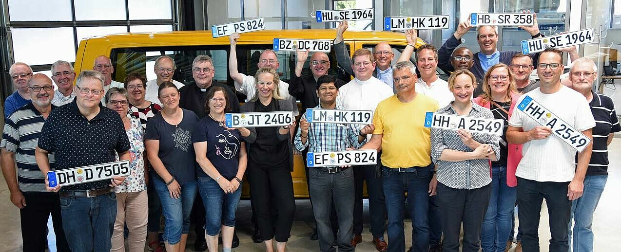 Aus den (Erz-)Bistümern Berlin, Dresden-Meißen, Erfurt, Fulda, Hamburg, Limburg, Osnabrück und Speyer kamen Vertreter der Gemeinden und Einrichtungen nach Paderborn, um ihren BONI-Bus in Empfang zu nehmen. (Foto: Simon Helmers)