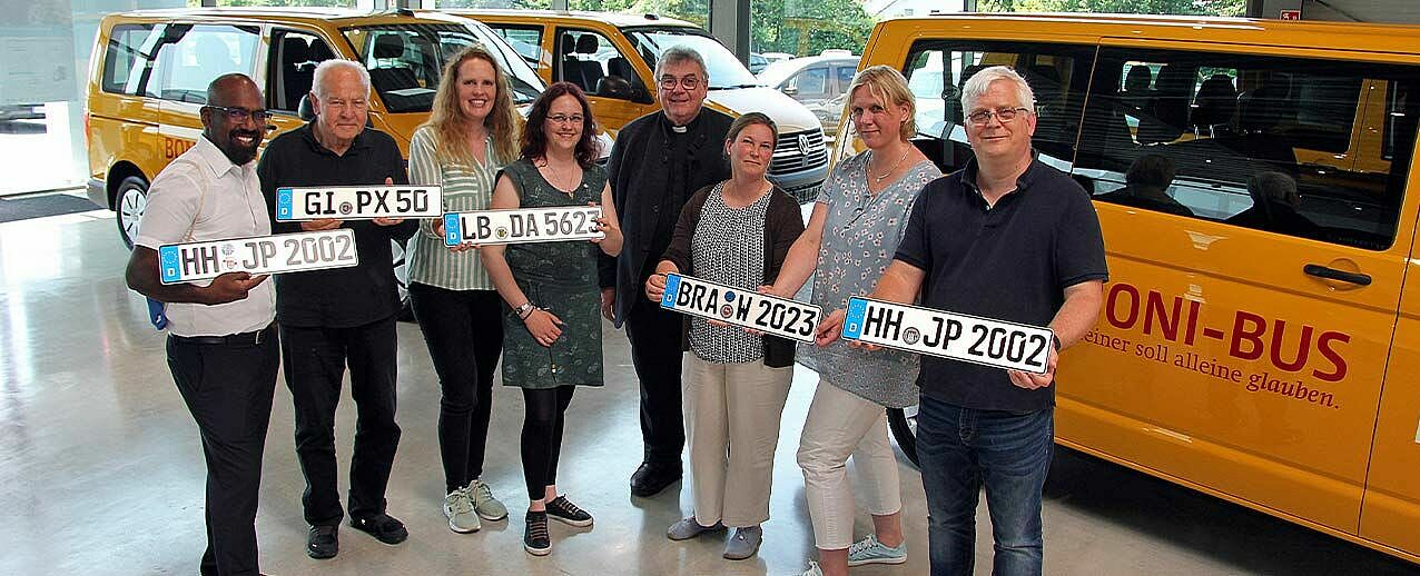 Bonifatiuswerk Generalsekretär Monsignore Georg Austen übergibt die Boni-Busse an die Gemeinden in Ludwigsburg, Biebertal, Nordenham und Hamburg. (Foto: Matthias Band)