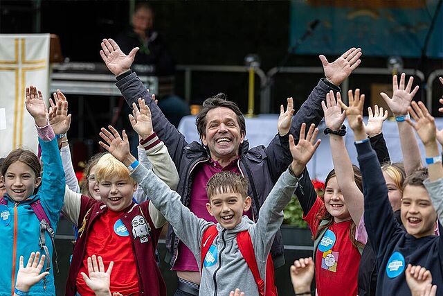 Spaß auf der Bühne: TV-Moderator Juri Tetzlaff gemeinsam mit Schulkindern der Höchstener Grundschule Dortmund (Foto: Hartmut Salzmann)