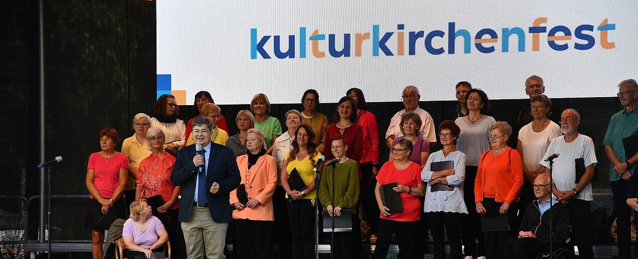 Die Eröffnung des Kulturkirchenfestes: Holger Bartsch, Pfarrer für Chemnitz/Europäische Kulturhauptstadtregion 2025, begrüßt die Besucherinnen und Besucher. Foto: Michael Baudisch