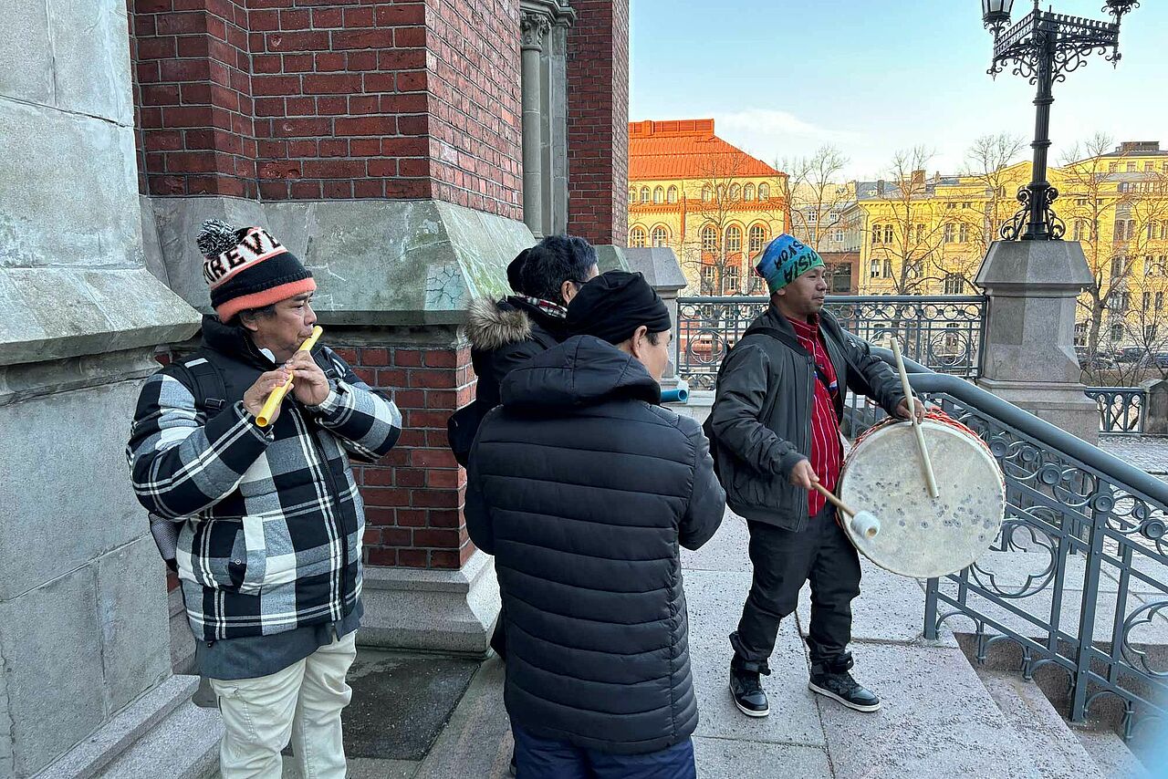 Eine bolivianische Musikgruppe begrüßte den neuen Bischof vor der Johanniskirche. (Foto: Bonifatiuswerk)