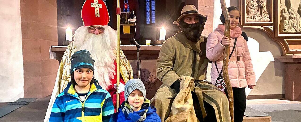 Bischof Nikolaus mit Knecht Ruprecht und den Kindern. (Foto: Jasna Blaic)