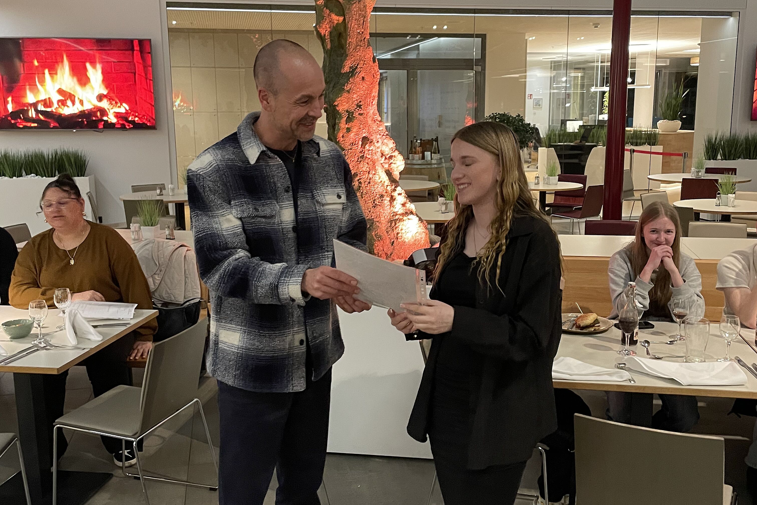 Am Abschlussabend im Hotel Vivendi wurden die Praktikumszertifikate an die jungen Erwachsenen verteilt. Die Praktikanten Hedda freut sich über das Zeugnis. (Foto: Robert Lisiecki)