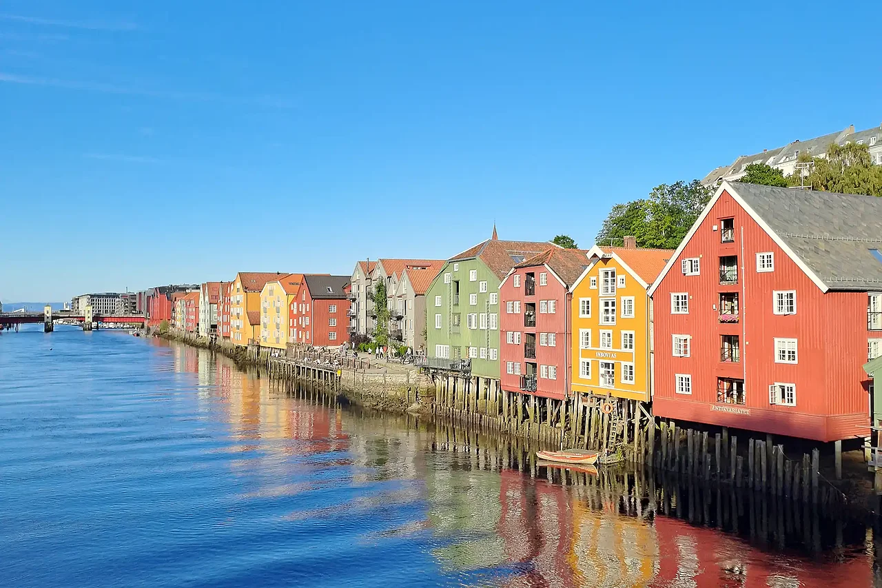 Kleine, bunte Häuser auf einer von vielen Inseln in Norwegen. (Foto: Martin Geistbeck)