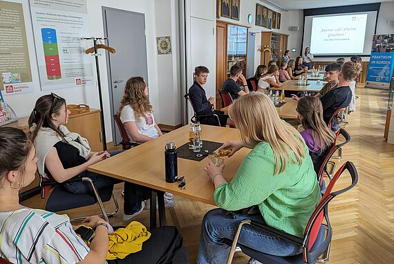 Was macht eigentlich das Bonifatiuswerk? Inforunde für die neuen Freiwilligen im Bonifatiushaus. (Foto: Theresa Meier)