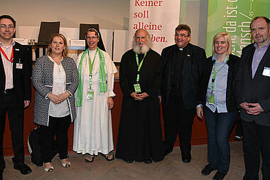 Die Mitwirkenden beim Podium (von links): Niklas Wagner vom Bonifatiuswerk, Maite Kelly, Sr. Jordana, Anselm Grün, Msgr. Austen, Claudia Nothelle und Matthias Micheel vom Bonifatiuswerk. Fotos: Glenz