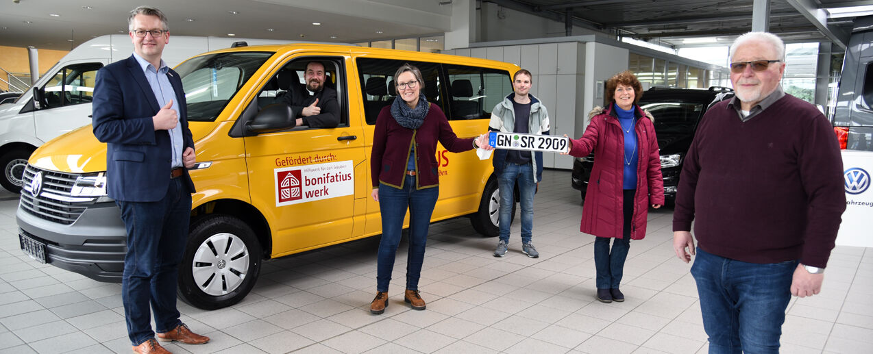 Startklar: Thomas Twents vom Bonifatiuswerk freut sich mit den Abholern: Kaplan Andre Lemmer, Regina Saase, Nico Lemmer, Edeltraud Gerhold und Karlheinz Stadler (v.l.) (Foto: Theresa Meier)