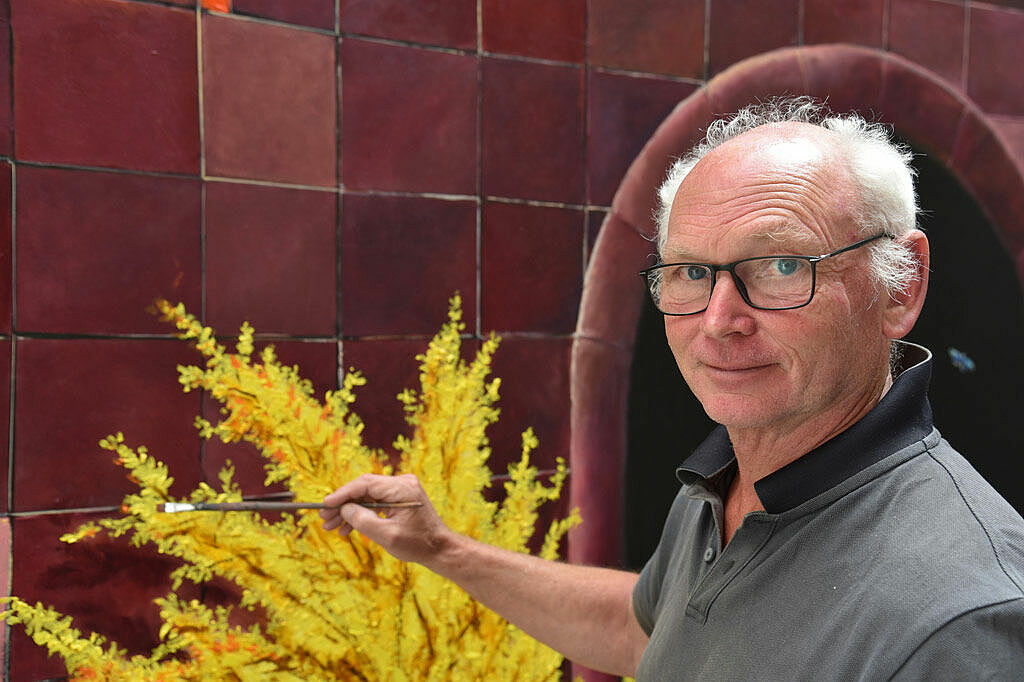 Thomas Jessen beim Malen der Forsythie. (Foto: Simon Helmers)